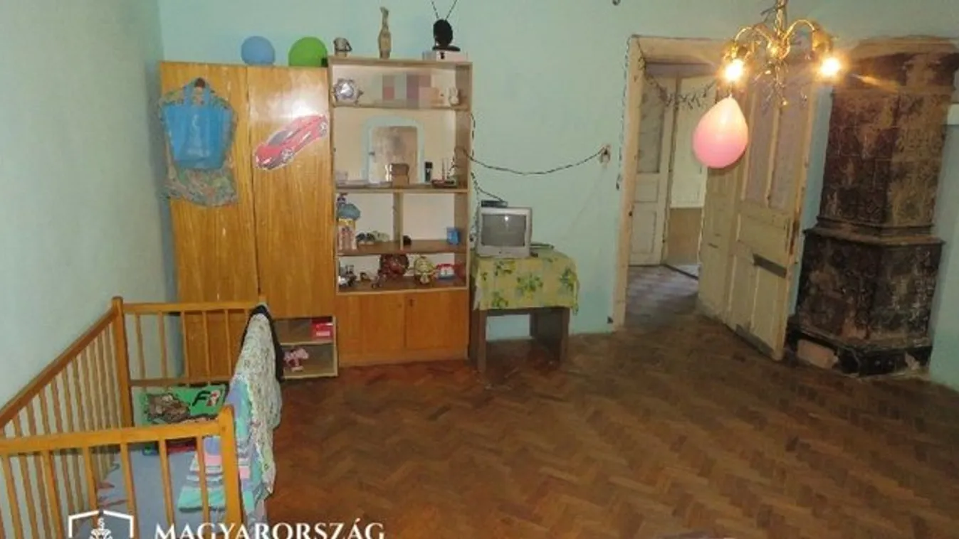 Bordája, sípcsontja és a lába is eltört - Félméterről dobálta nevelt babáját a somogyi férfi, mert zavarta a sírása - 18+