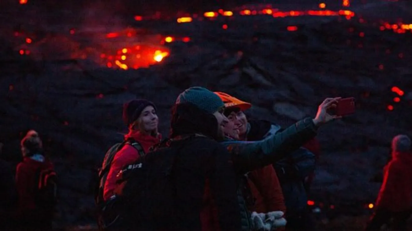 A Reykjanes-félszigeten ömlik a láva, az emberek meg pár centire tőle úgy tapsikolnak neki, mintha ingyen osztanák a vattacukrot - Videó