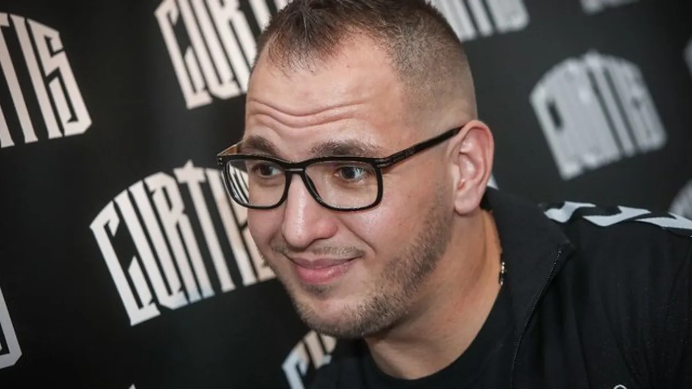 Erre a látványra ébredt karácsony első napján Curtis - az ágyából osztott meg nem akármilyen képet