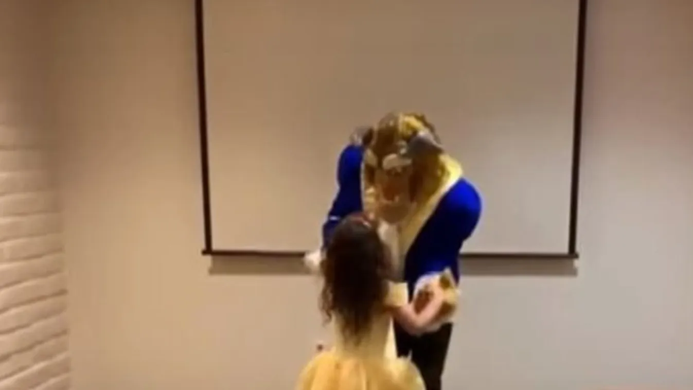 A Szépségnek öltözött kislány nem is sejtette, mekkora meglepetés vár rá a Szörnyetege álarca mögött- videó