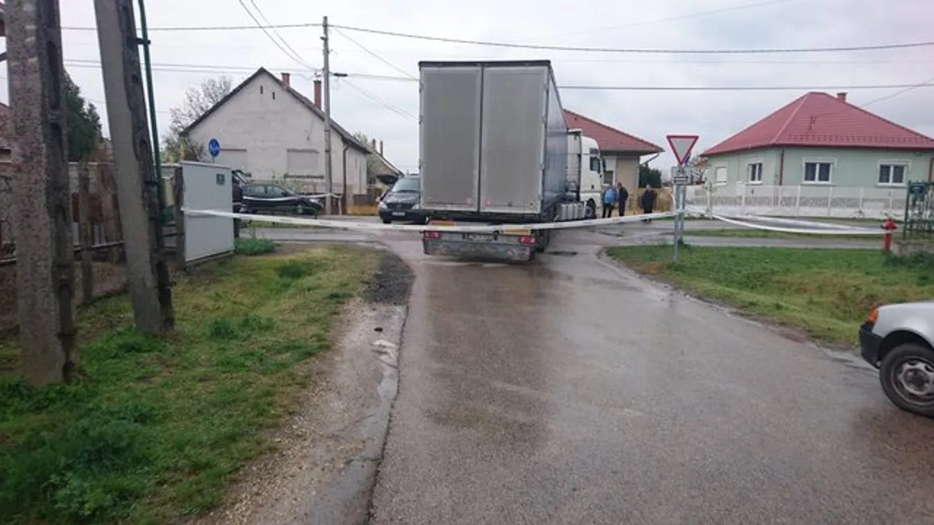 Kamion gázolta halálra a haza tartó asszonyt Dabason - fotók