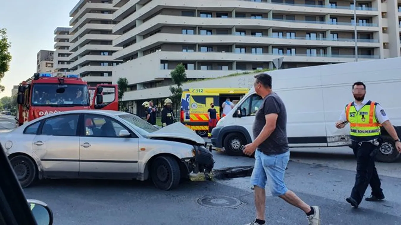 Tűzoltók vonultak ki a helyszínre: Kisteherautó és személygépkocsi ütközött a IX. kerületben