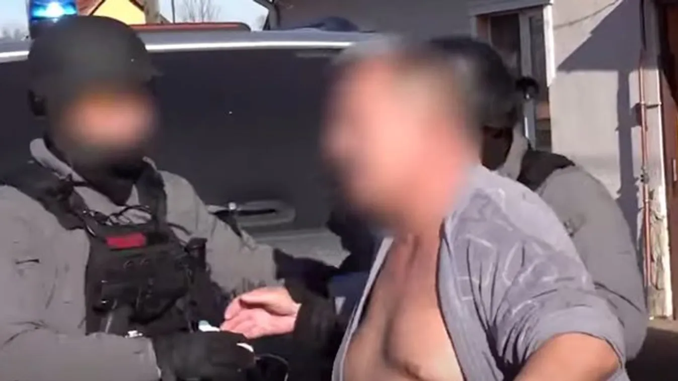 Gépfegyverrel indultak a kutyák mentésére a rendőrök Nagykőrösön, brutális mire kényszerítették a szerencsétlen ebeket gazdáik – 18+ videó