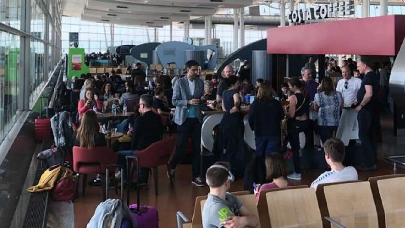 A váróteremben felejtették az összes utast a stewardessek, üresen szállt fel a repülő