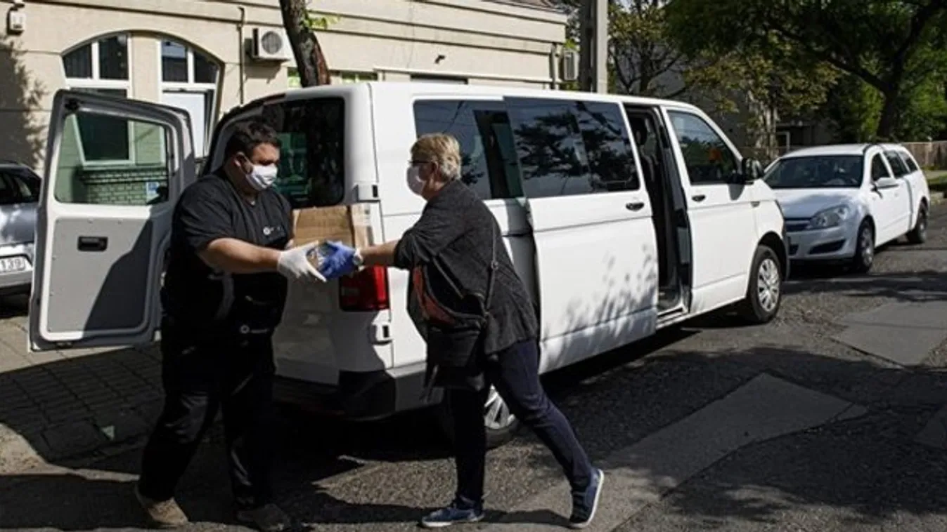 Kéményseprők segítik a koronavírus-járvány miatt bajba jutott családokat - Fotó