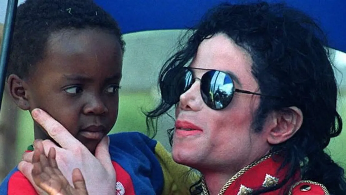Az énekes hajdani bejárónője állítja: Pucér kisfiúkkal fürdőzött Michael Jackson
