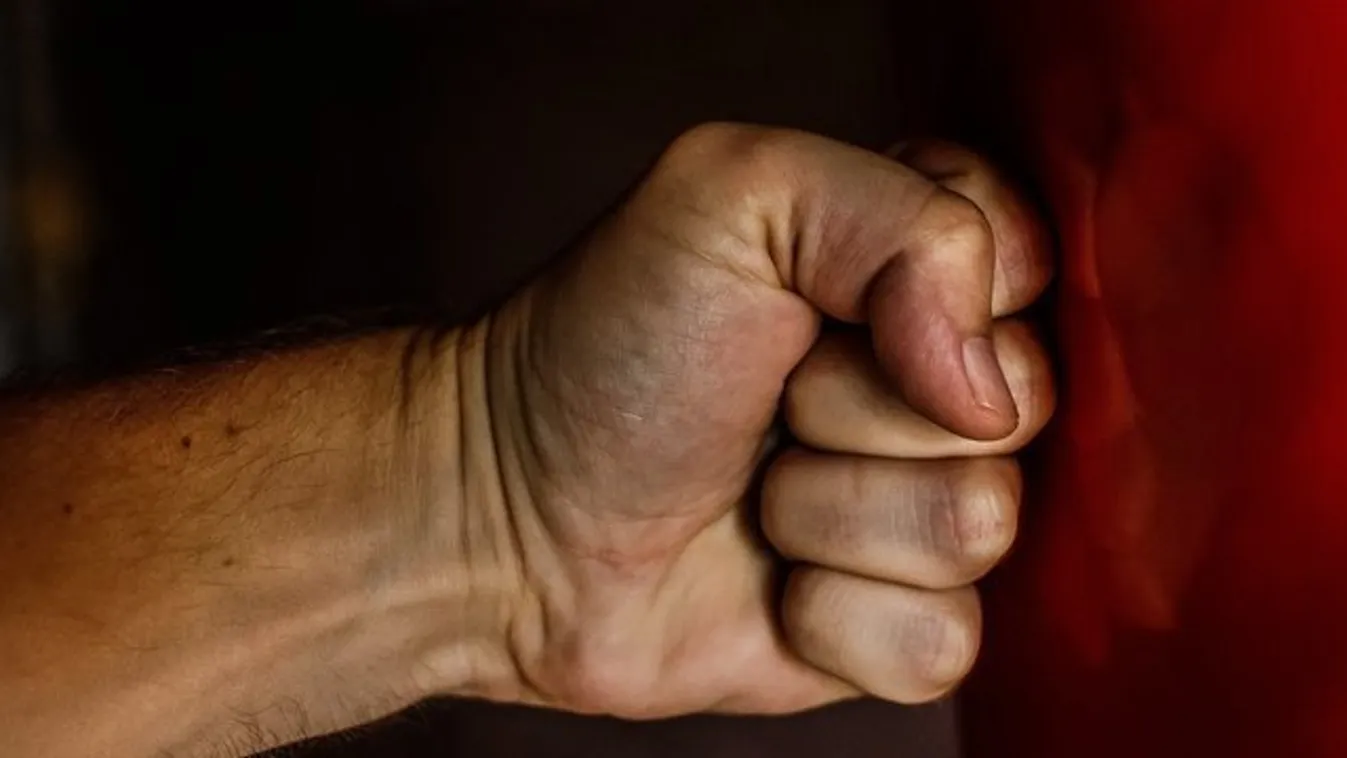 Senki nem számított arra, mit kap elő az utcán nadrágjából a palotási férfi - azzal kezdte csapkodni ismerősét