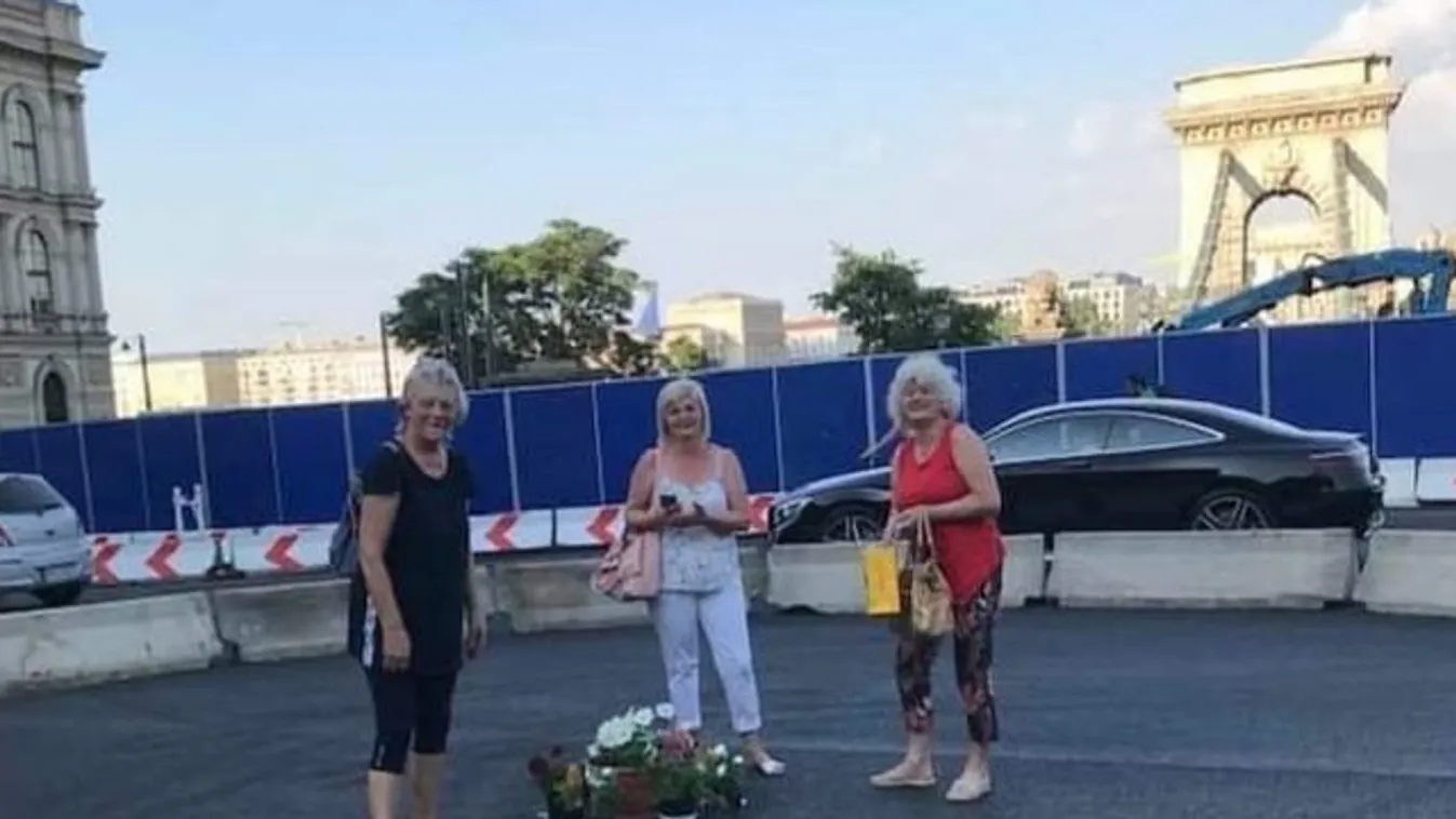 Ezeket az asszonyokat Karácsony sem tudja megállítani: A Lánchídnál mindig volt virág, ezért most hoztunk!