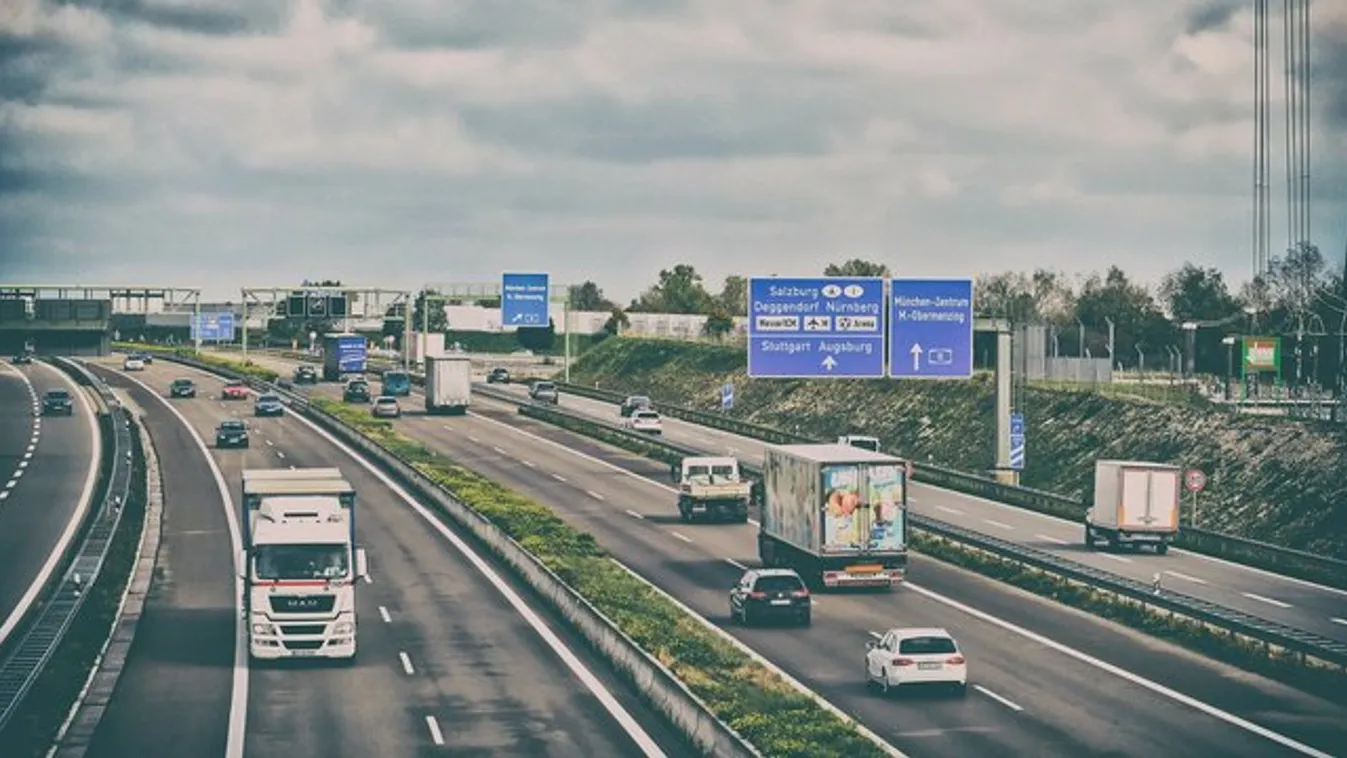 Felüljáróról megdobáltak egy kocsit az M3-as autópályán – A rendőrség a lakosság segítségét kéri