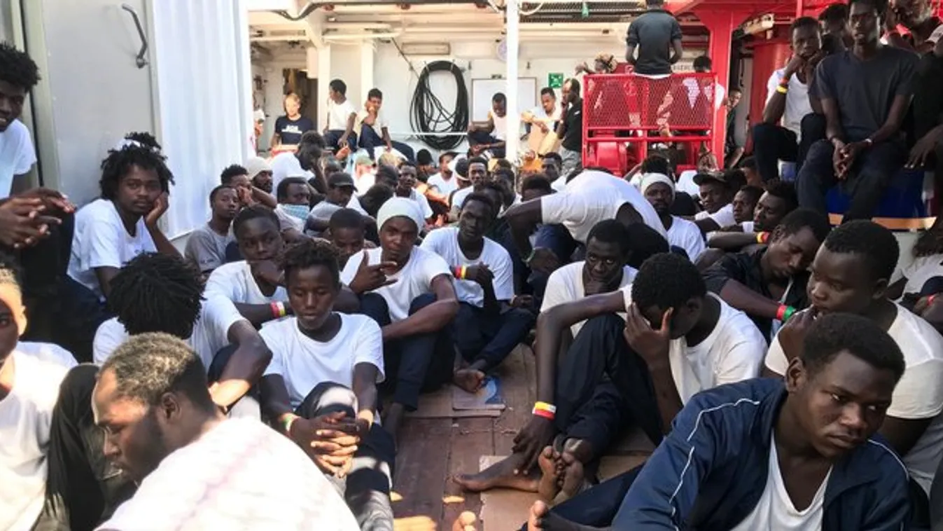 Migránsokkal teli hajók tartanak Olaszország partjai felé