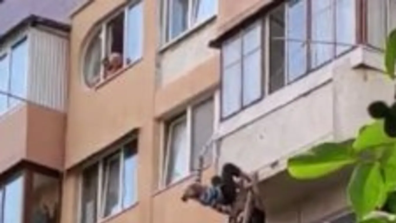 Drámai felvétel: percekig csüngött a szárítókötélen egy nő, miután kiesett az ablakon – Videó