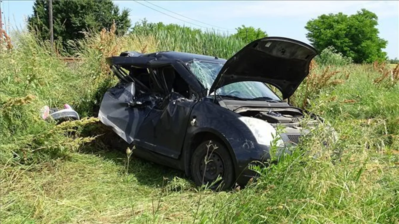 Ötéves kislány ült az autóban ült az autóban: konzervdobozzá gyűrte a vonat a személyautót, ami tilosban hajtott a sínekre - Fotók és Videó