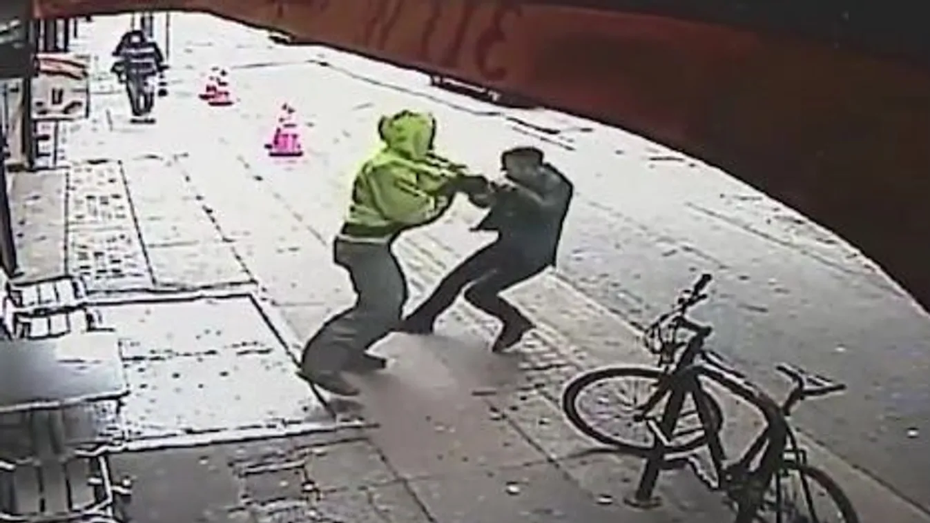 Minden ok nélkül lökött egy gyalogost kamion elé a megvadult férfi - +18 videó