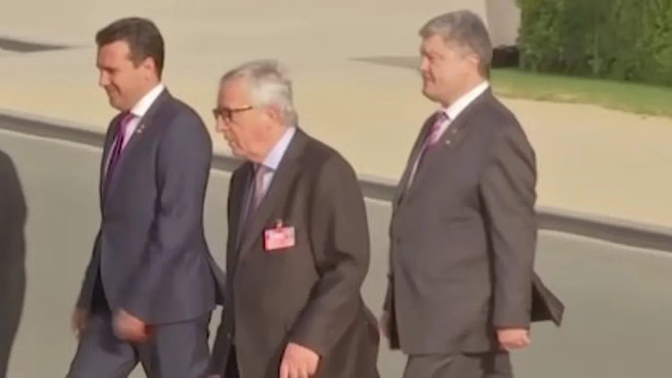 Többen is karonfogva segítették Junckert - videó
