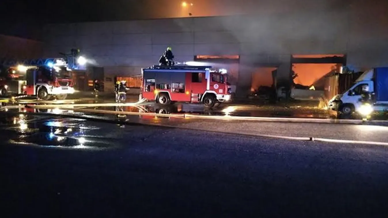 Felcsaptak a lángok, a legmagasabb fokozatot rendelték el a budapesti tűzoltóknál – videó és fotók a helyszínről