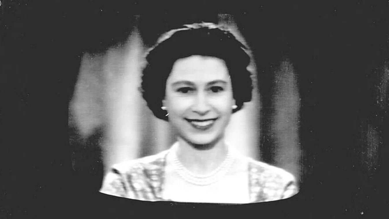 Így karácsonyozik II. Erzsébet: lenyűgöző fotók a Királynőről és a palotáról 1957-től napjainkig