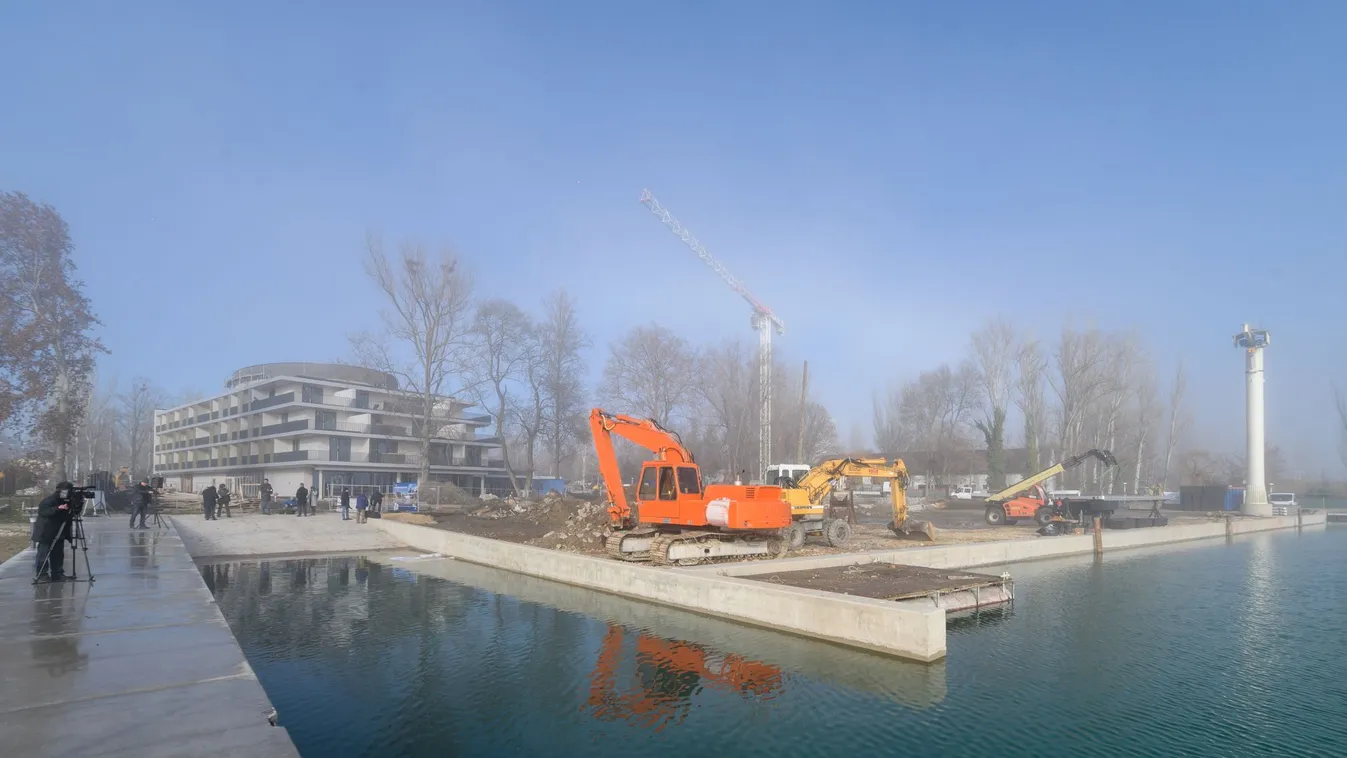 Új víziturisztikai központ épül a Balatonnál