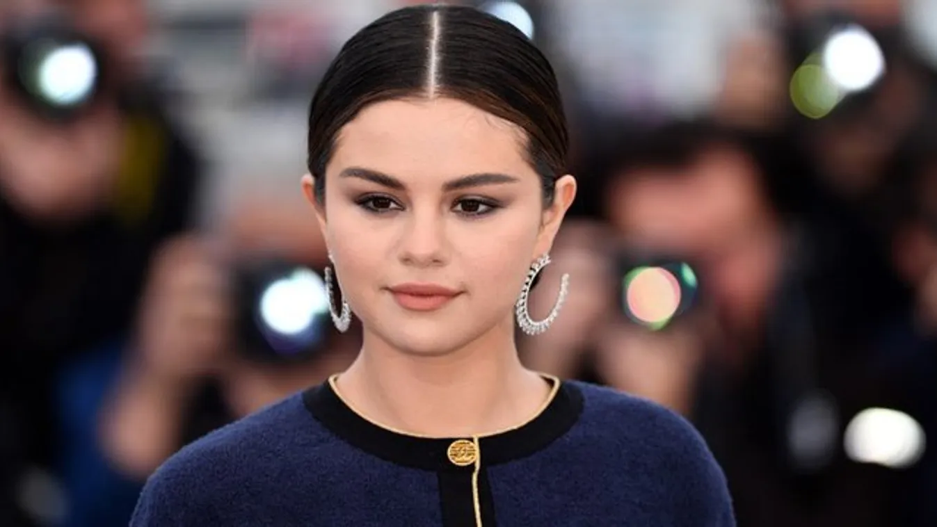A piros bikinis Selena Gomez mintha csak a Baywatchból lépett volna elő - fotók