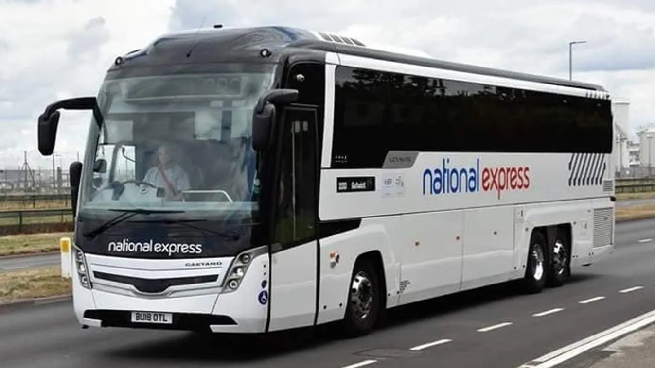 Csak pár perce ismerték egymást, de már az utasok előtt szexeltek a buszon