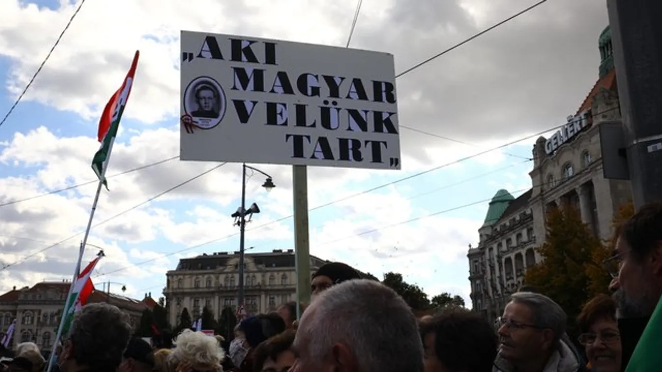 Óriási tömeg a Békemeneten, olasz es lengyel hazafiak is feltűntek