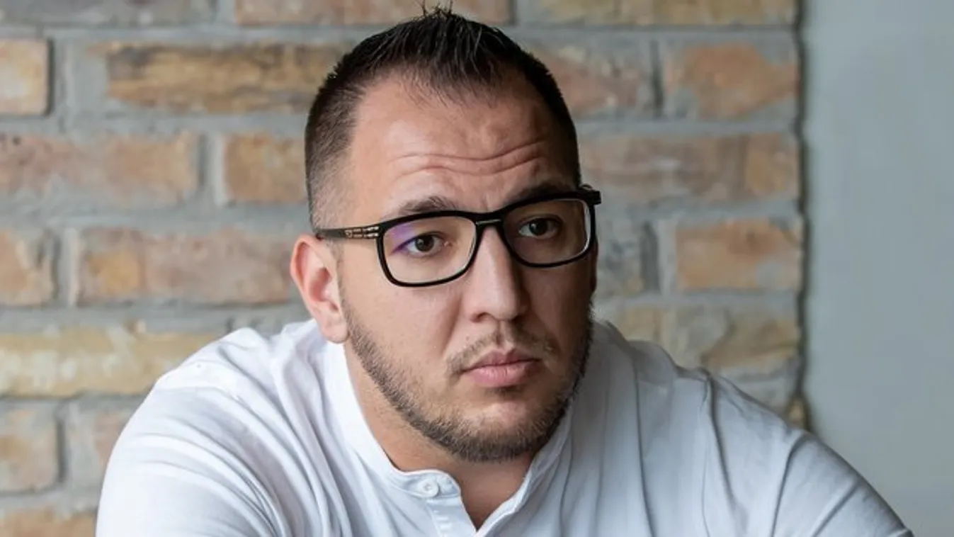 Curtis nem fogta vissza magát: Piros tangás lány csupasz popsijára csapott rá a medence szélén - videó