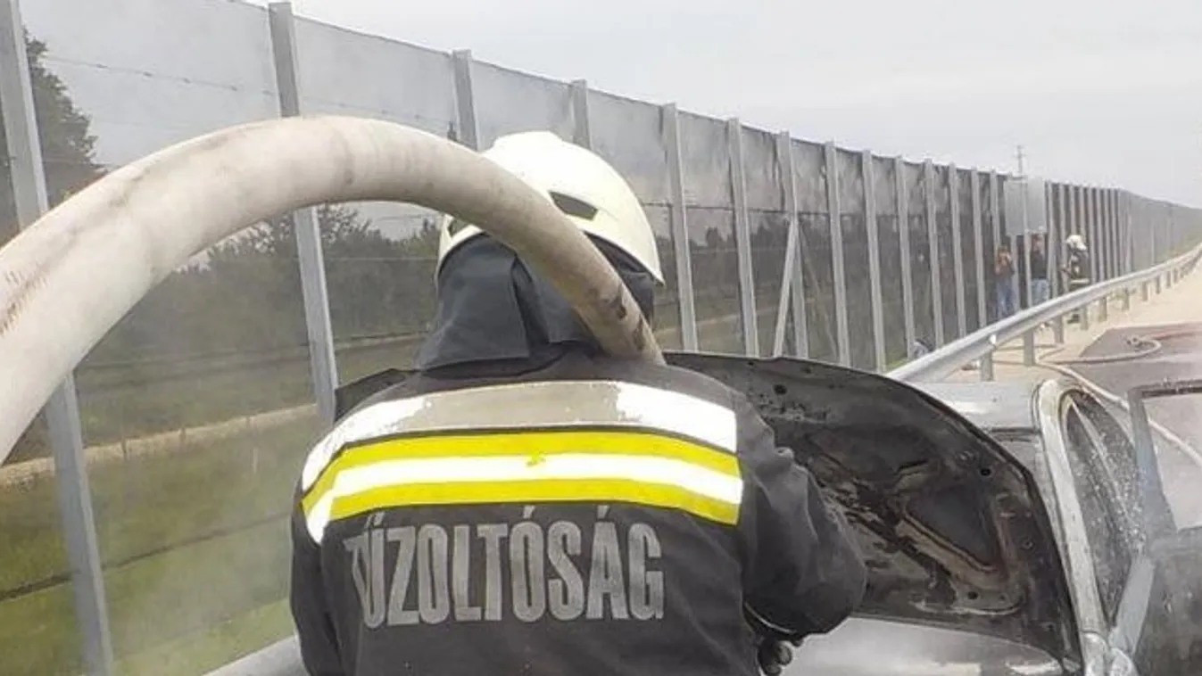 Csoda, hogy élve szállt ki a sofőr: horrorisztikus látvány, ahogy porrá égett egy autó az M85-ösön