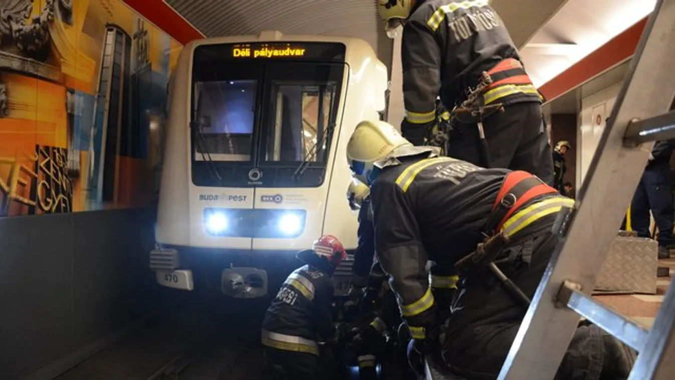 Csodával határos, hogy élve szedték ki a 2-es metró alá esett asszonyt - fotók