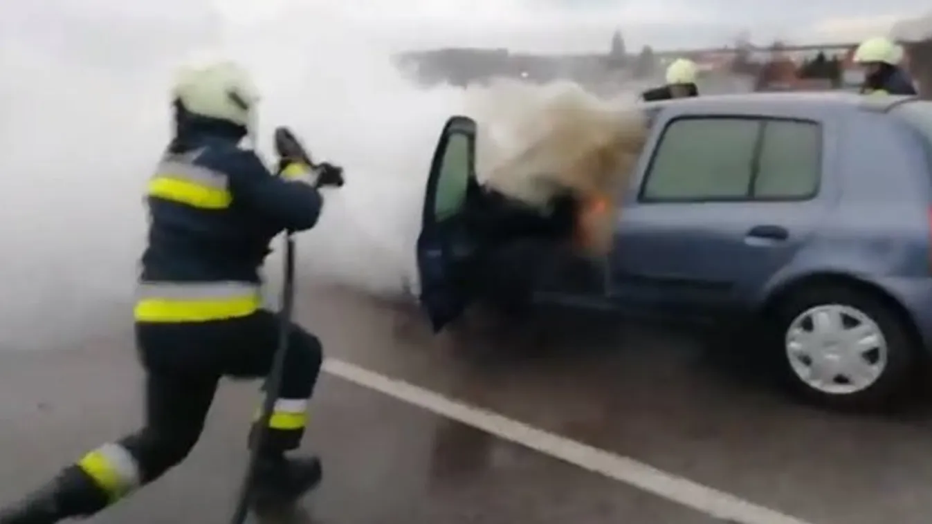 Látványos videón küzdenek a tűzoltók egy kigyulladt autó lángjaival!