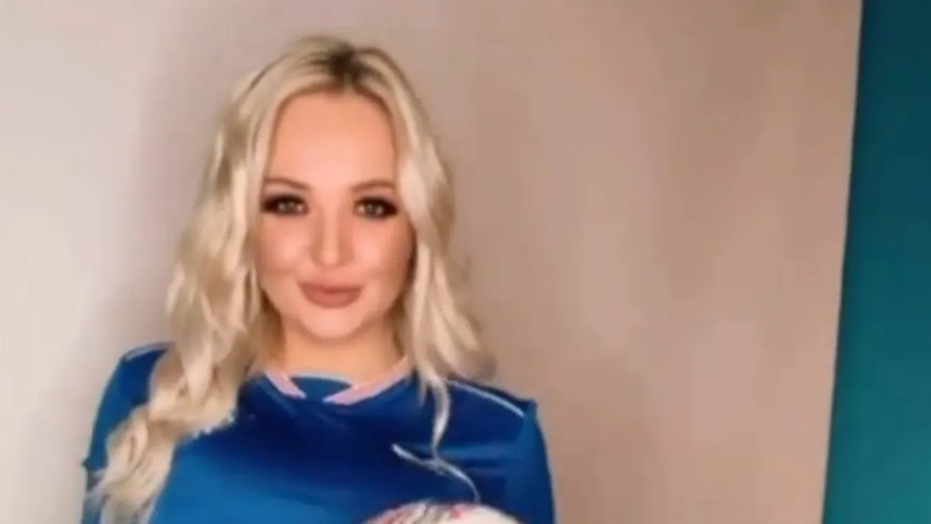 Pikáns ajánlatot tett az ismert focistának a pornós: közben majd kiesnek a mellei a pólóból - 18+ fotók