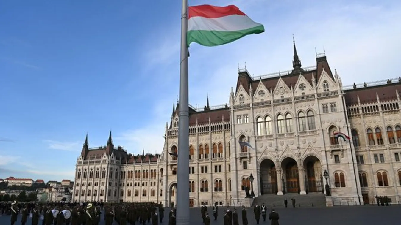 Aradi vértanúk - Felvonták, majd félárbócra engedték a nemzeti lobogót a Parlament előtt