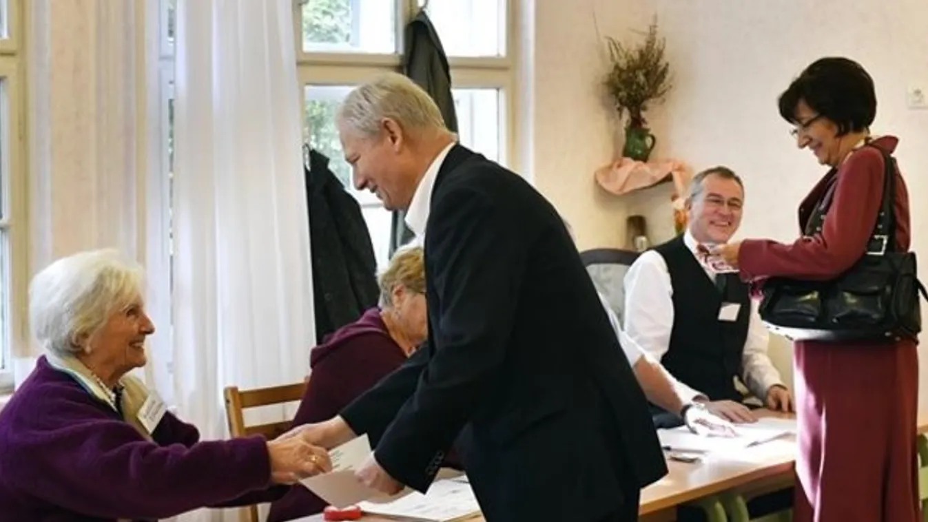 Önkormányzat 2019 - Tarlós István és neje is leadta a voksát - képek