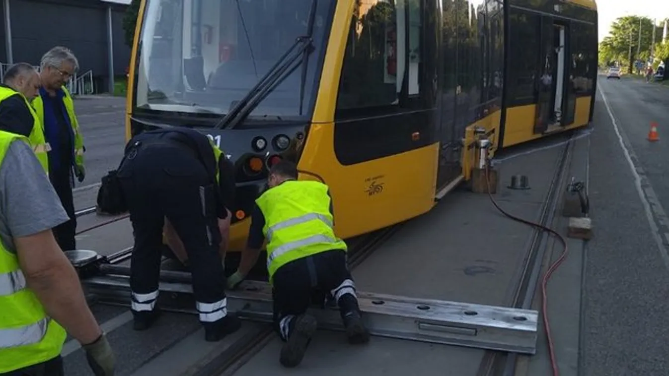 Ilyen még nem látott: „kiugrott” a helyéről a villamos - Fotók