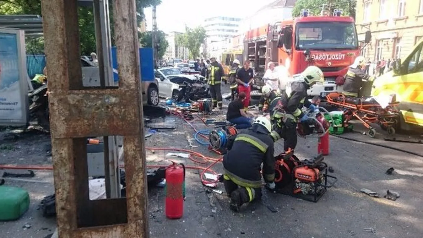 Letarolta a pesti buszmegállóban várakozókat az autós, egy halott, sok sérült – képek
