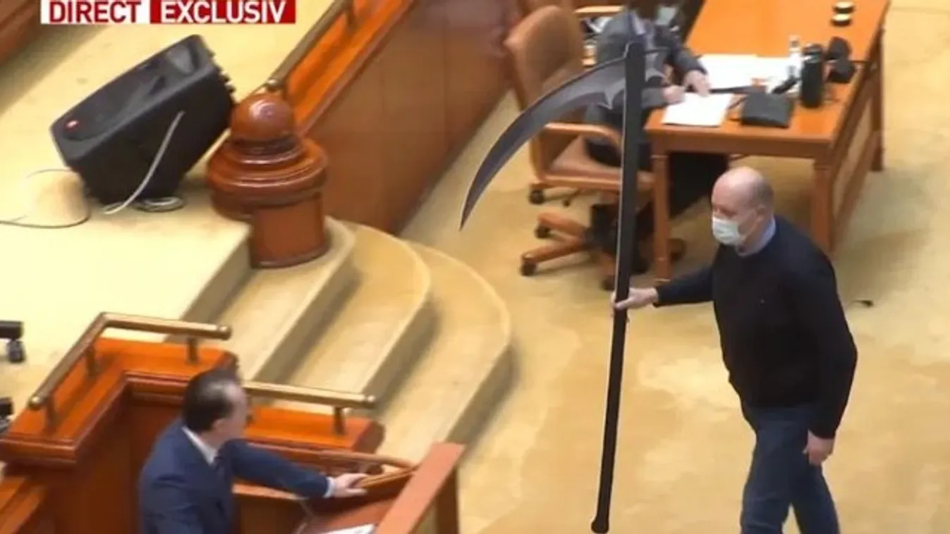 Ez aztán a parlament: kaszával ajándékozták meg a miniszterelnököt beszéde közben
