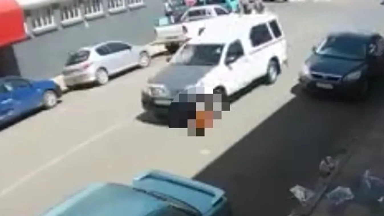 20 méteren keresztül száguldott a kocsi a maga alá gyűrt nővel - videó