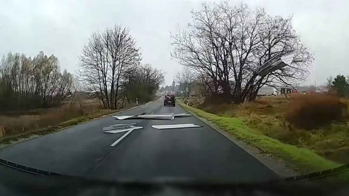 Életveszély: Összevissza repkedett az autók közt a rakomány Veresegyháznál – videó