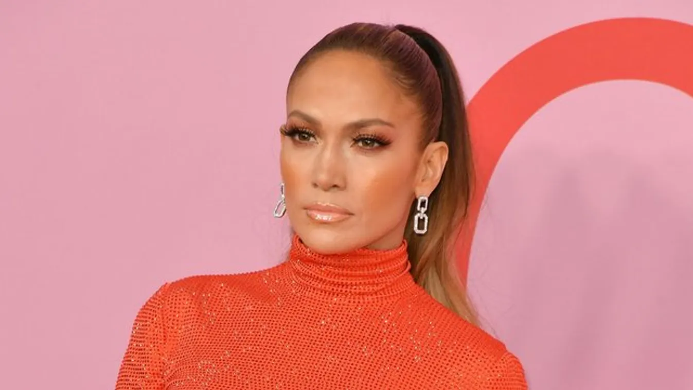 Az ötvenéves Jennifer Lopez hasizmát még mindig bármelyik húszéves megirigyelhetné - fotók
