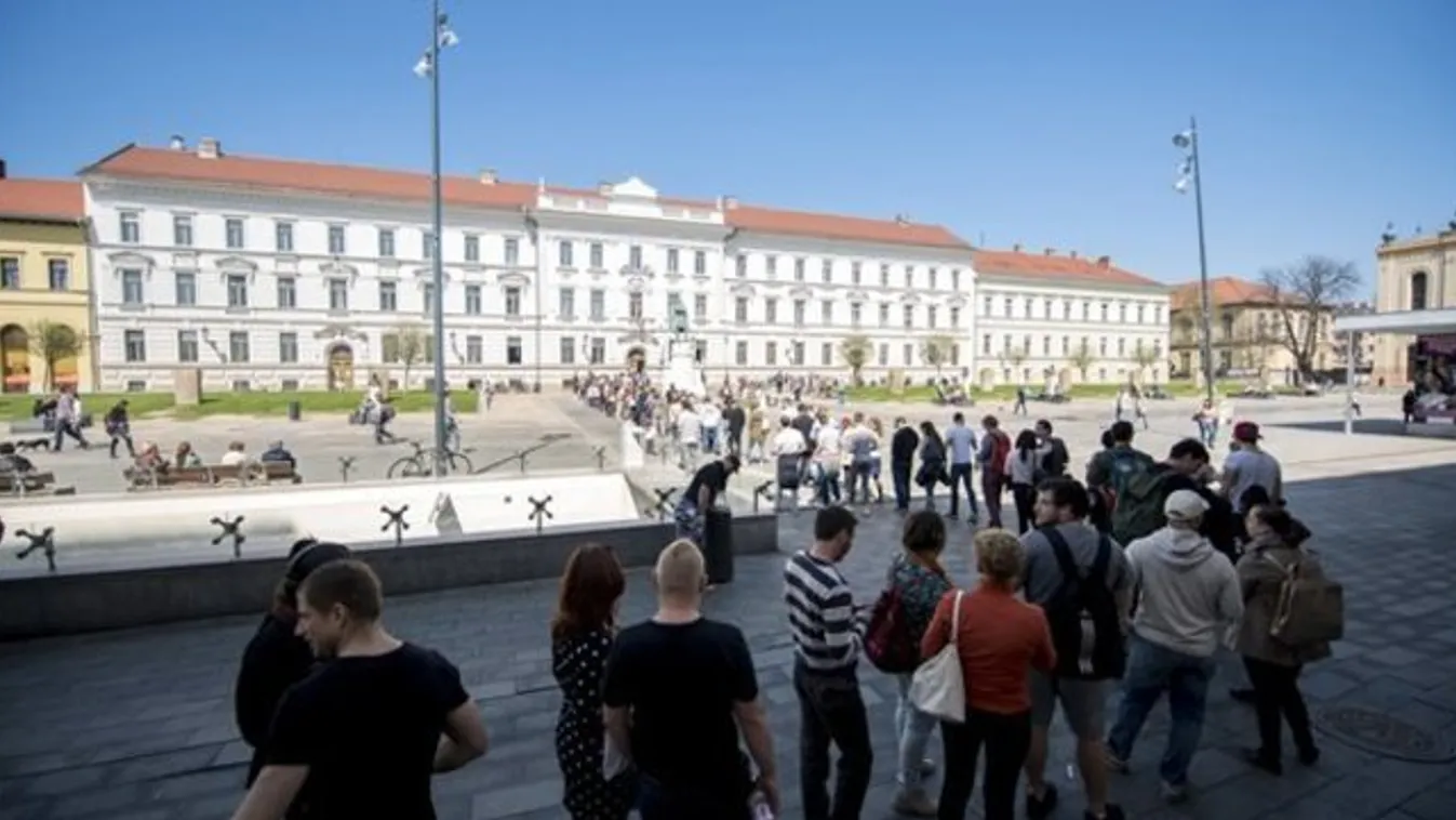 Az is szavazhat, aki este hétkor még csak sorban áll