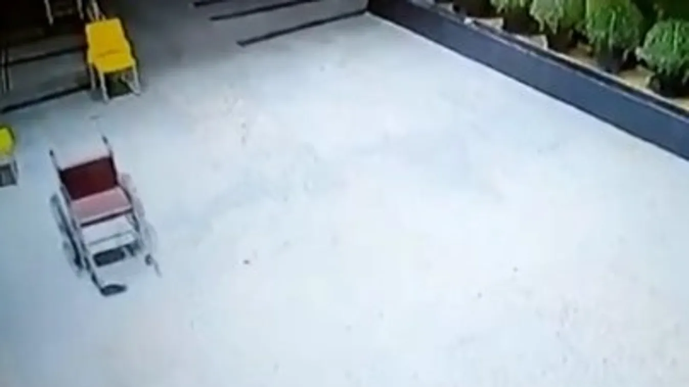 Láthatatlan kezek toltak egy kerekesszéket? – videó