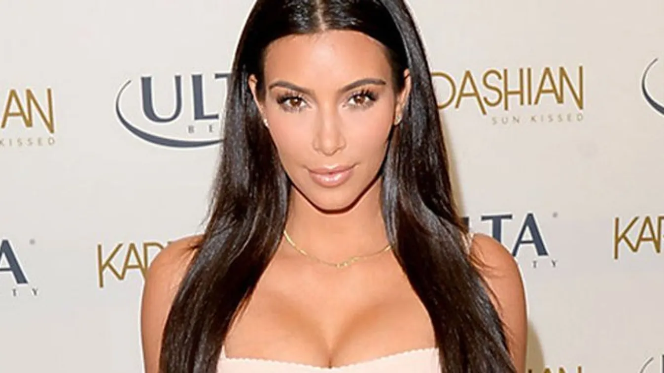 Ezt látni kell: együtt pózolt egy reklám kedvéért az egész Kardashian-klán
