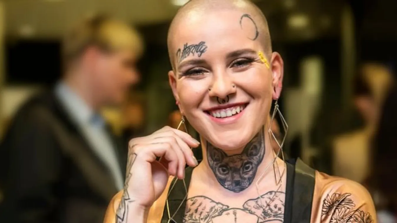 Párra talált az X-Faktor kopasz énekesnőjének vizelő unikornisa