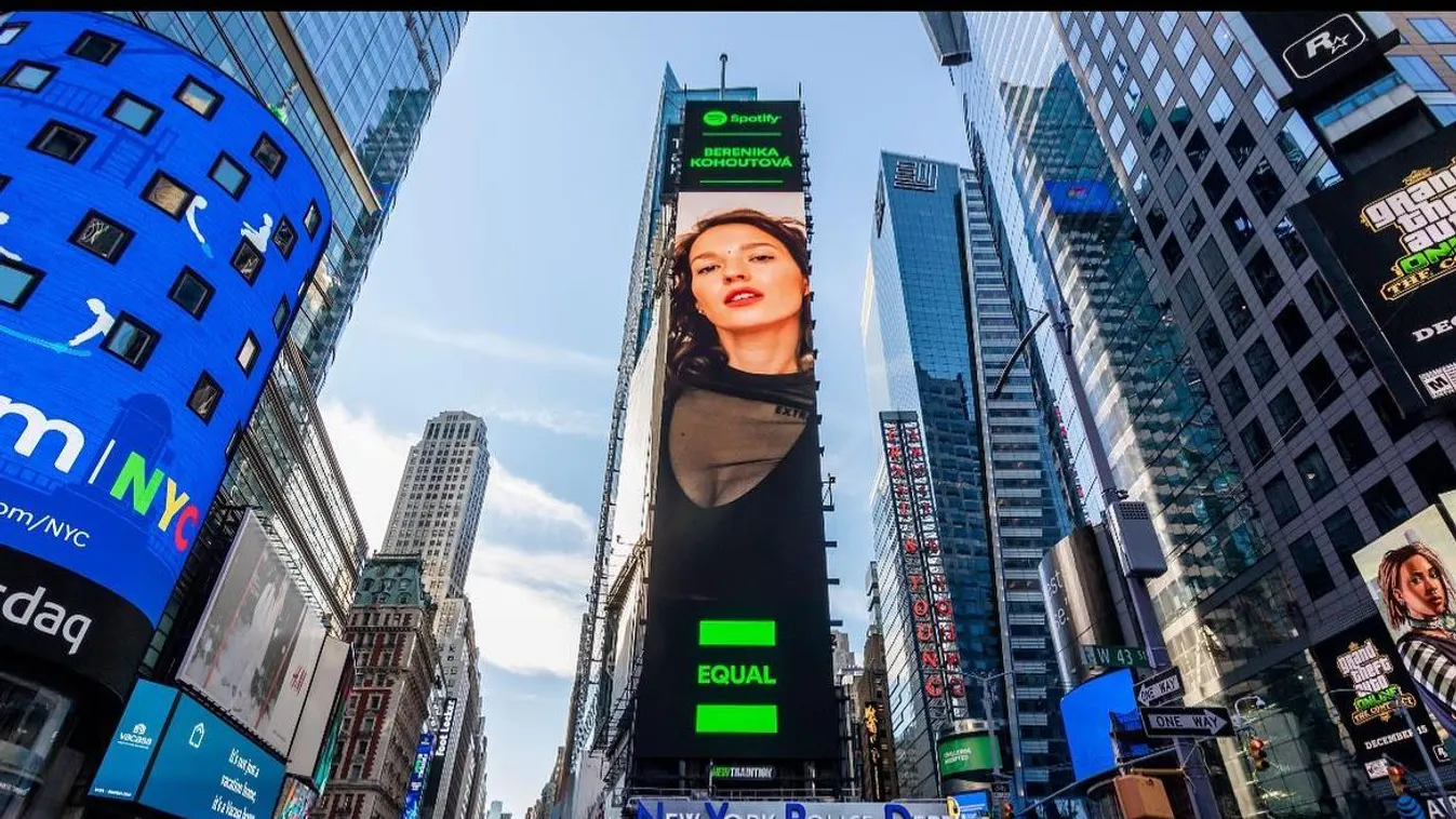 Cseh és lengyel énekesők tekintettek le a Times Square forgatagára