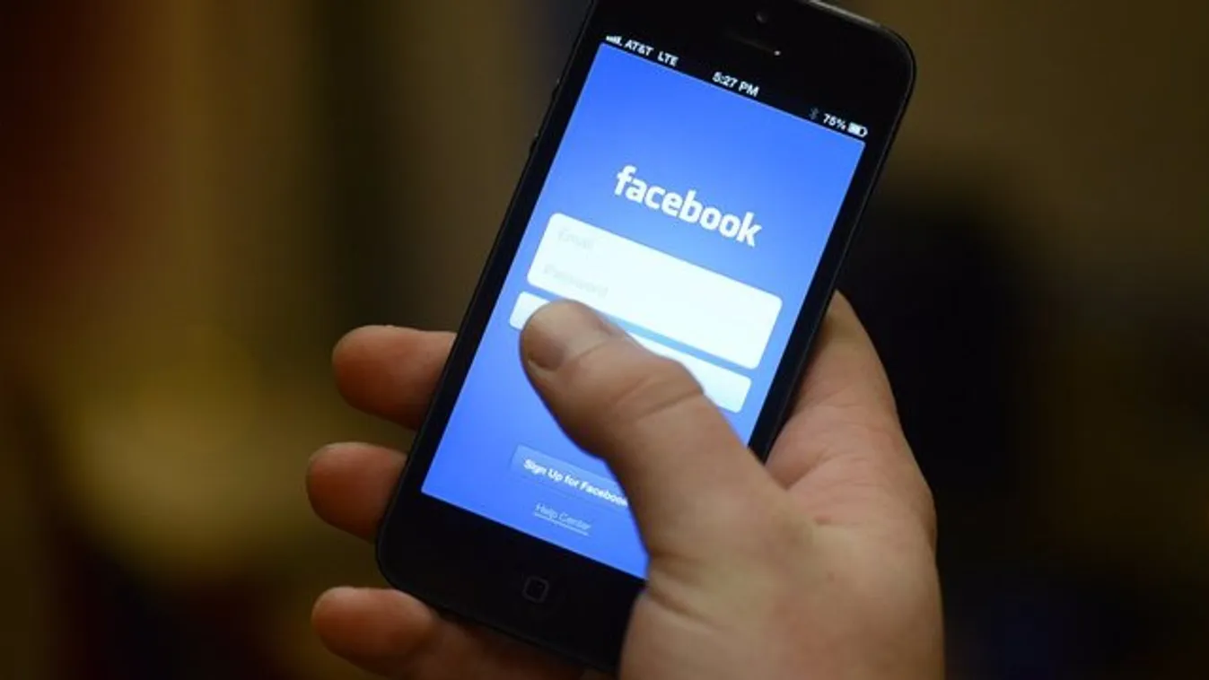 A Facebookon szimatol utánunk a főnök