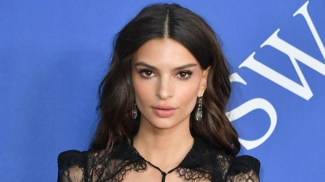 Emily Ratajkowski divattippje: a fenékvillantós farmer átlagos munkahelyi viselet!