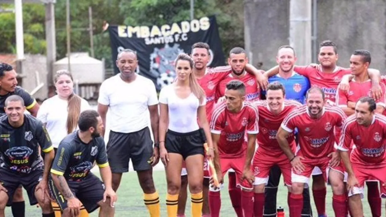 Melltartó nélkül lenget a szexi brazil – fotók
