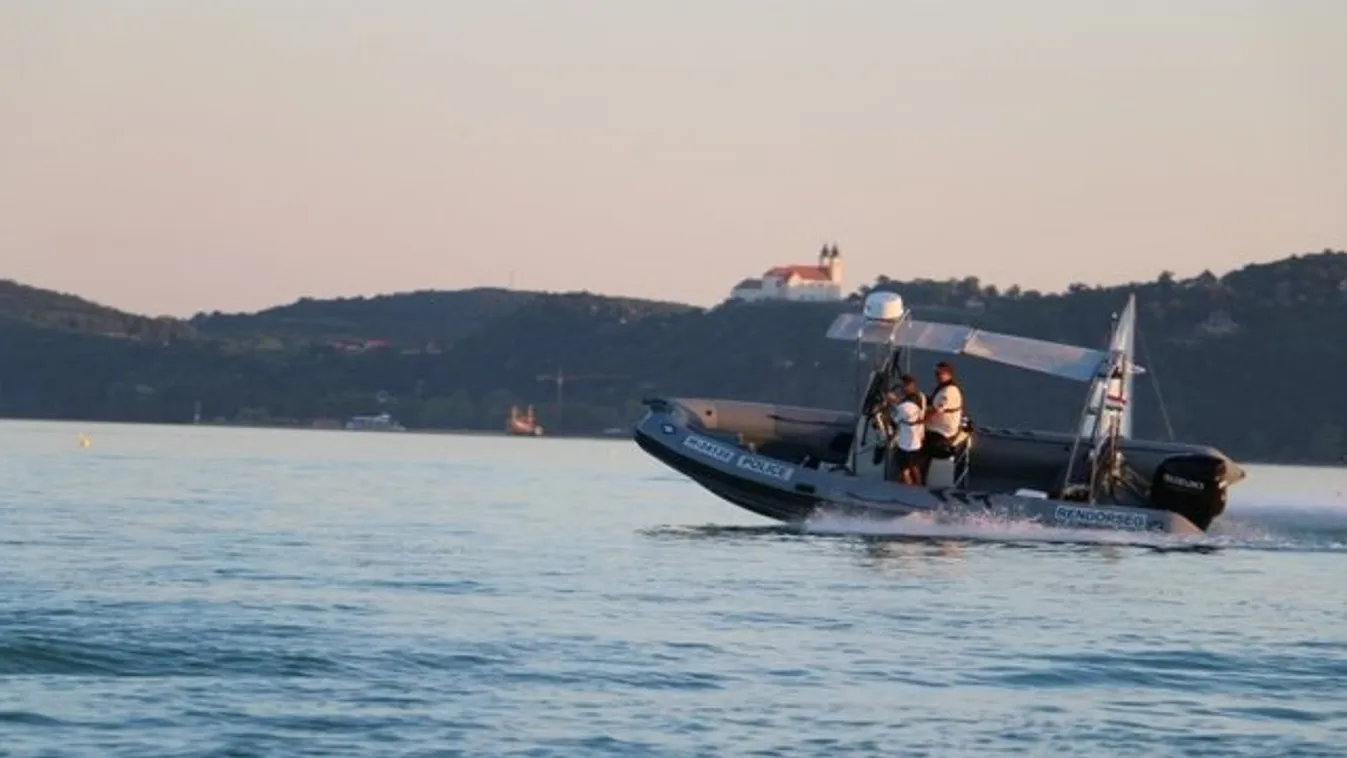 Vízirendőrök menekítették az embereket a Balatonból