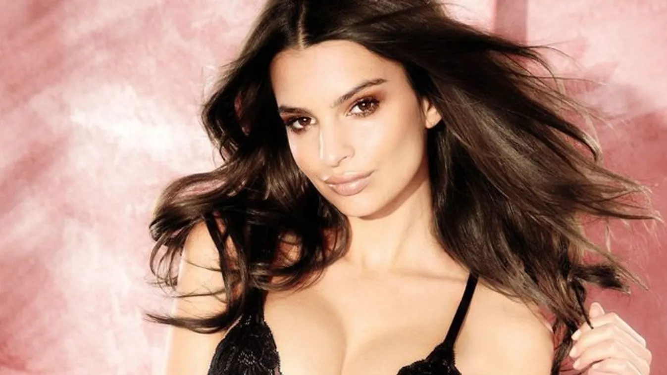 Emily Ratajkowski ebben a videóban egy bugyiban pörög
