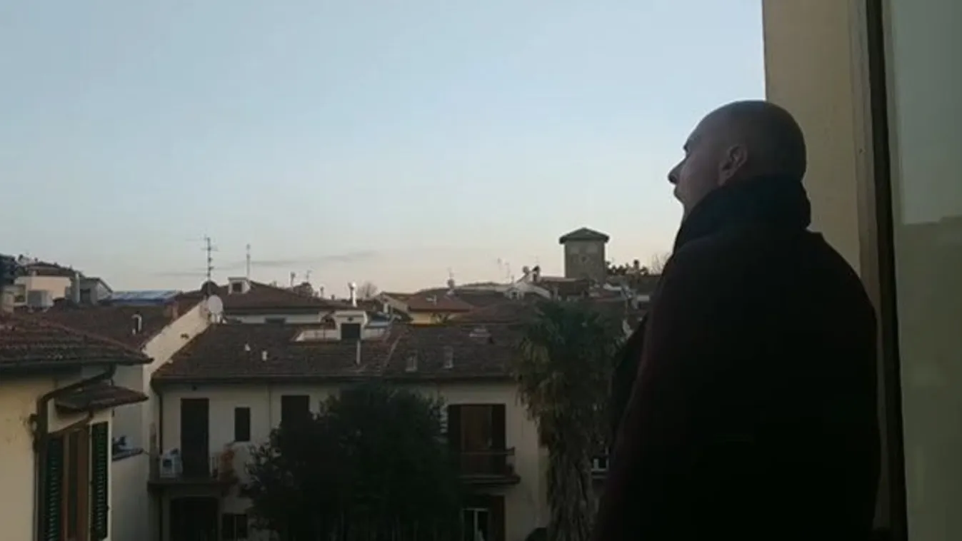 Igazán megható - Egy olasz énekes a szigorú karantén alatt is szívhez szóló dalokkal próbálja tartani a lelket szomszédjaiban