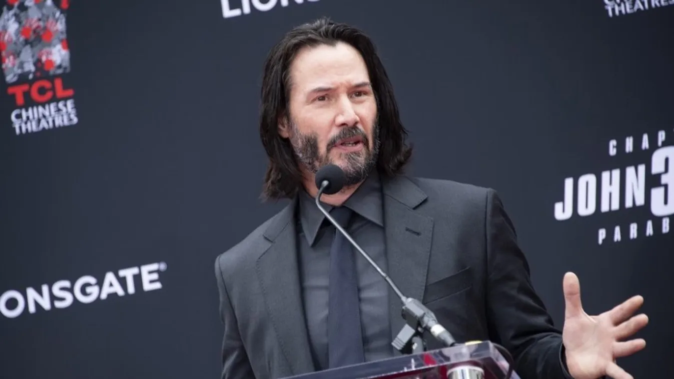 54 évesen aputestet villantott Keanu Reeves