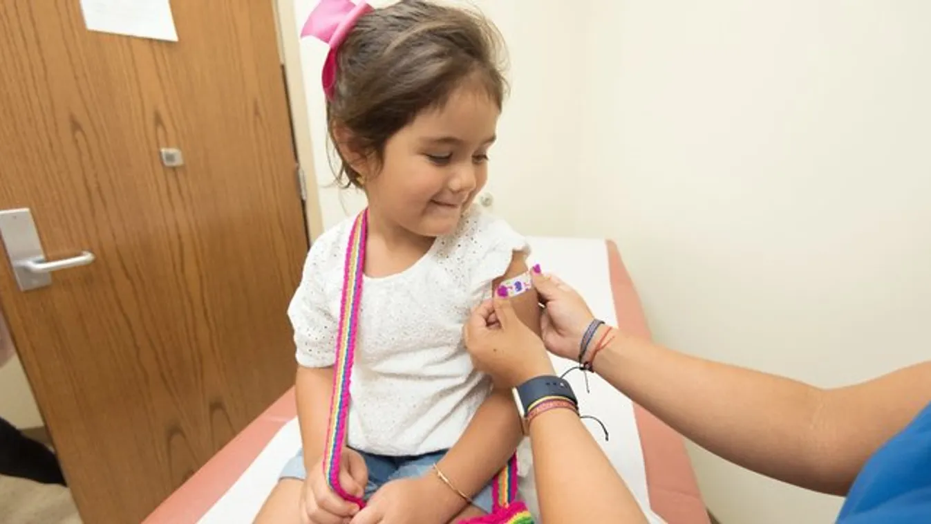 Pár hónap és jön a gyerekeknek szánt vakcina: már kismamákon is tesztelik